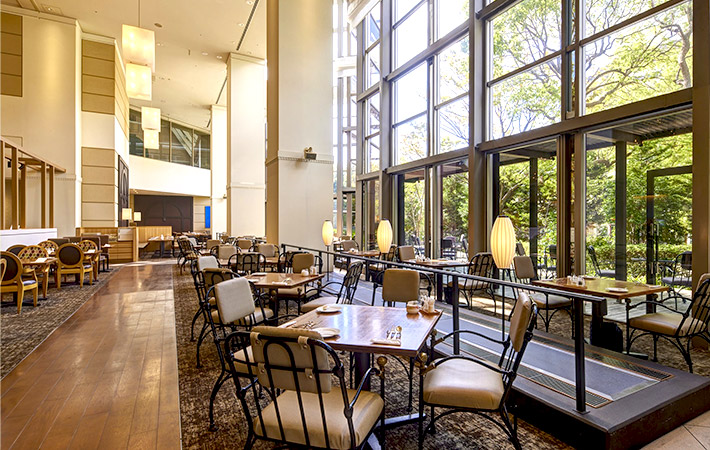 陽光が差し込むガーデンカフェ