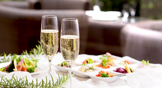 ガーデンテラスのテーブルに並ぶ食事の画像