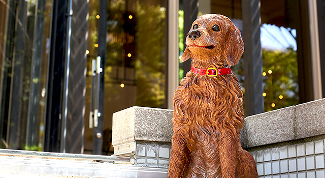 ガーデンカフェ入り口の犬の置物の画像
