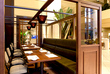 ライトアップされた夜のガーデンテラス外観の画像